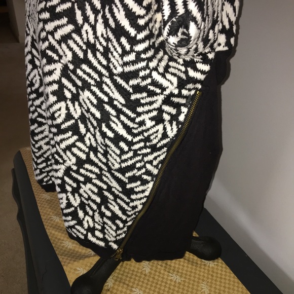 Black and White Sweater W/Zipper Sides - Picture 3 of 5